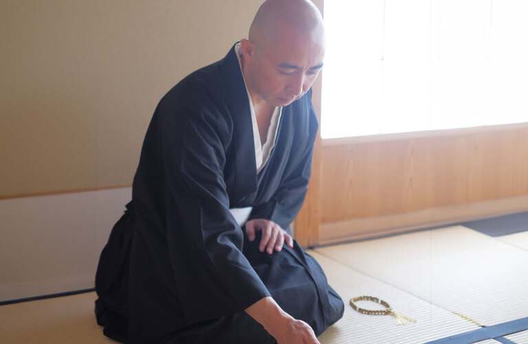 自宅で大切な方を偲ぶ年忌法要を。｜四十九日｜一周忌｜三回忌｜自宅のお墓なら家に置ける小さなお墓【家墓】～かぼ～